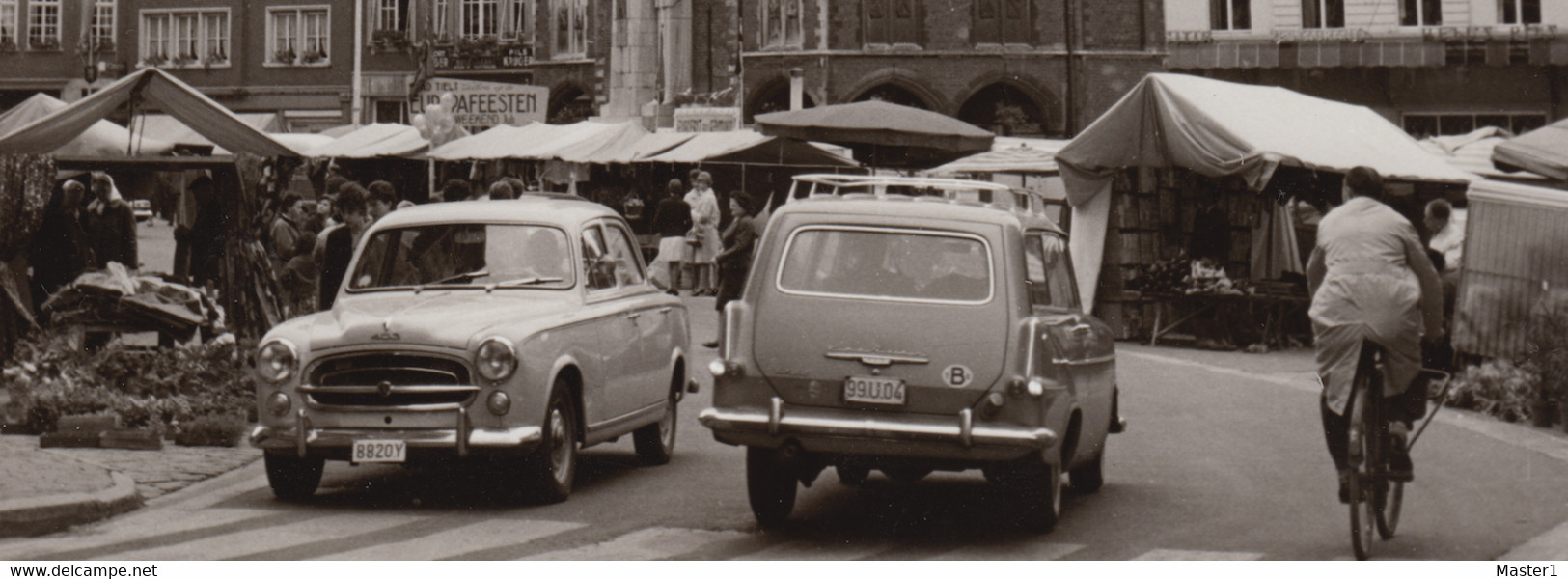 GROTE FOTO TIELT +/- 1960 BELFORT HALLETOREN MARKTKRAMERS PEUGEOT 403 Opel Rekord Olympia Caravan, AFFICHE EUROPAFEESTEN - Tielt