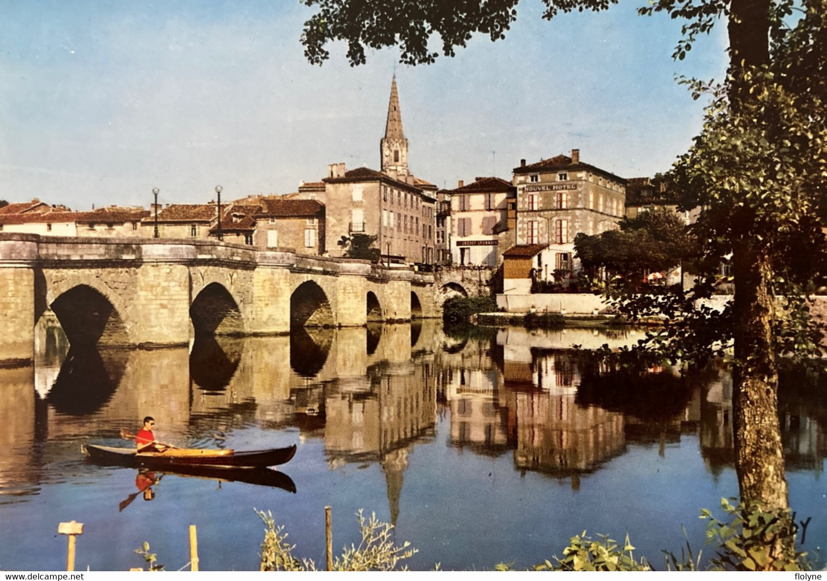 Confolens - Vue Sur La Ville Et Le Vieux Pont - Canoë Kayak - Confolens
