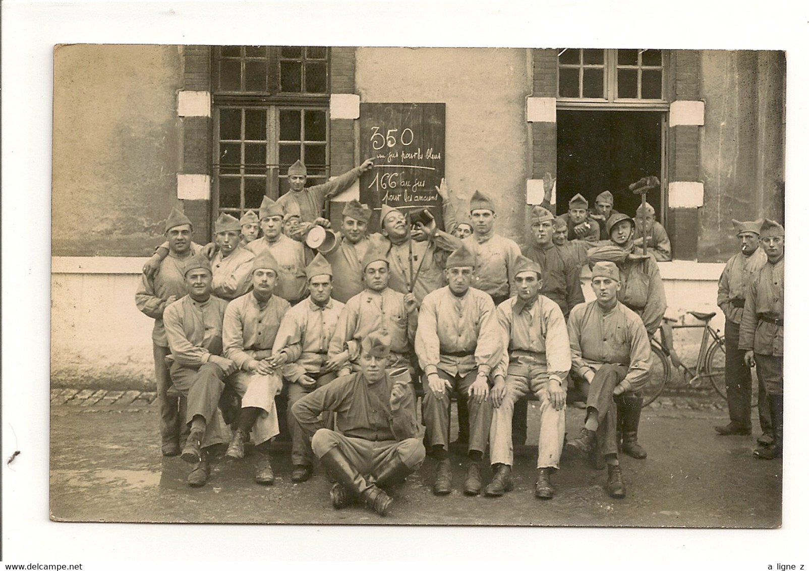 Ref 573 Tmb - CPA Carte Photo Militaria Groupe De Soldat Caserne à Identifier 350 Au Jus Pour Les Bleus - Barracks