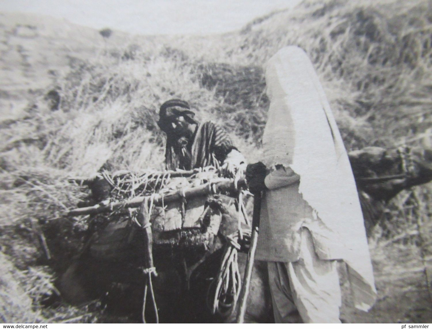 Foto AK Um 1915 Deutsche Kolonien ?? Afrika ?? Türkei ?? Kamel Mit Vermummten Personen Vor Einem Heuberg - Ehemalige Dt. Kolonien