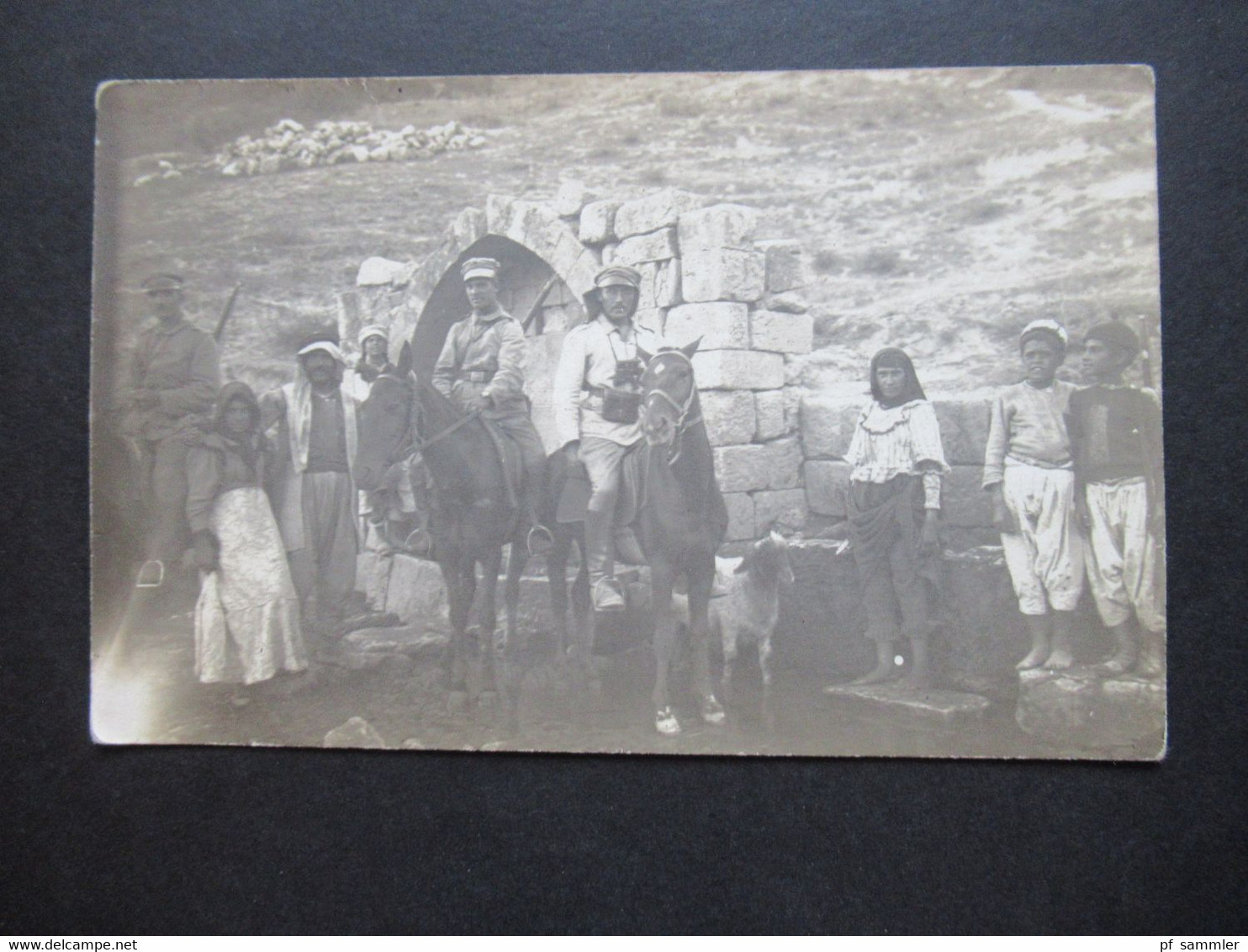 Foto AK Um 1915 Deutsche Kolonien / Besetzte Gebiete ?!? Türkei ??  Soldaten Auf Pferden Vor Einheimischen - Ehemalige Dt. Kolonien