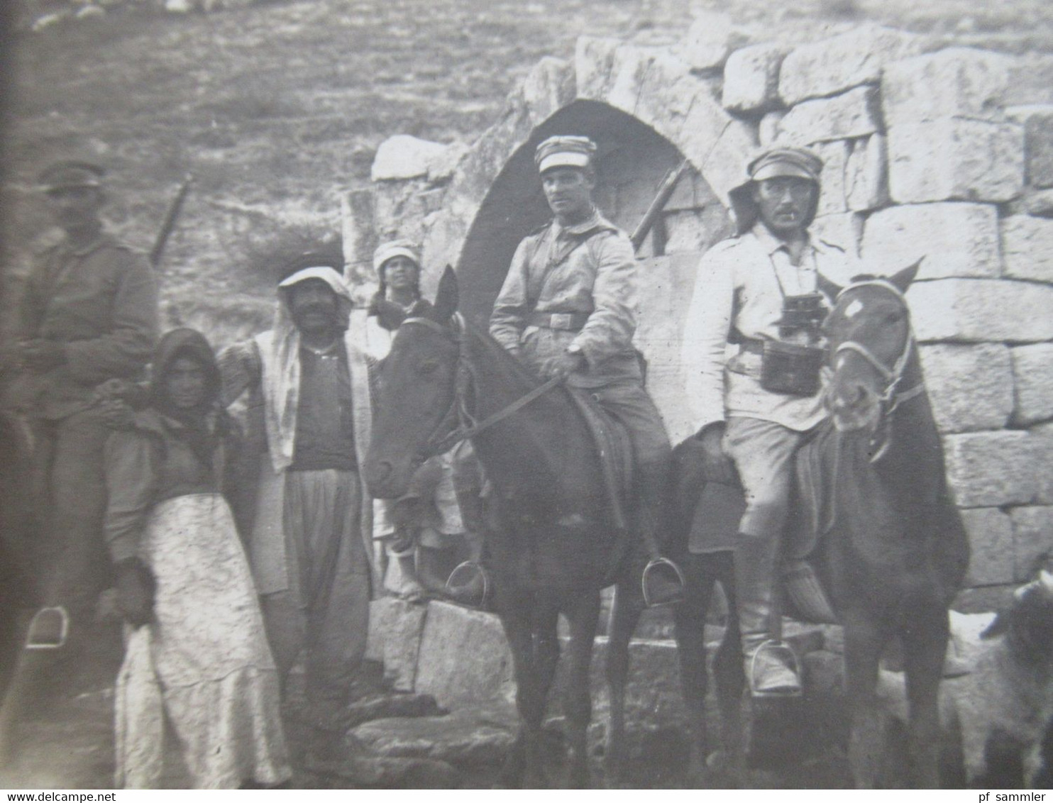 Foto AK Um 1915 Deutsche Kolonien / Besetzte Gebiete ?!? Türkei ??  Soldaten Auf Pferden Vor Einheimischen - Ehemalige Dt. Kolonien