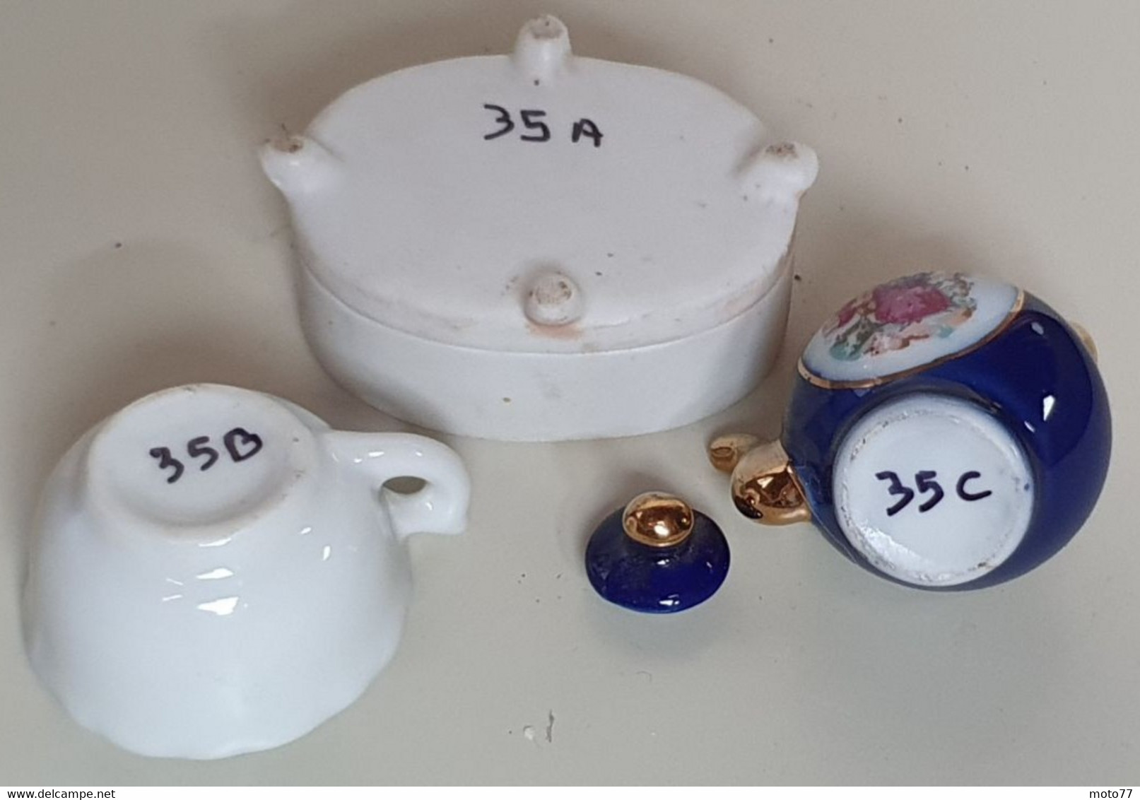 Lot de 3 petites vaisselle - Tasse Coupelle fleurie Théière Cafetière - STATUETTE - Bon état - 35 / vers 1990