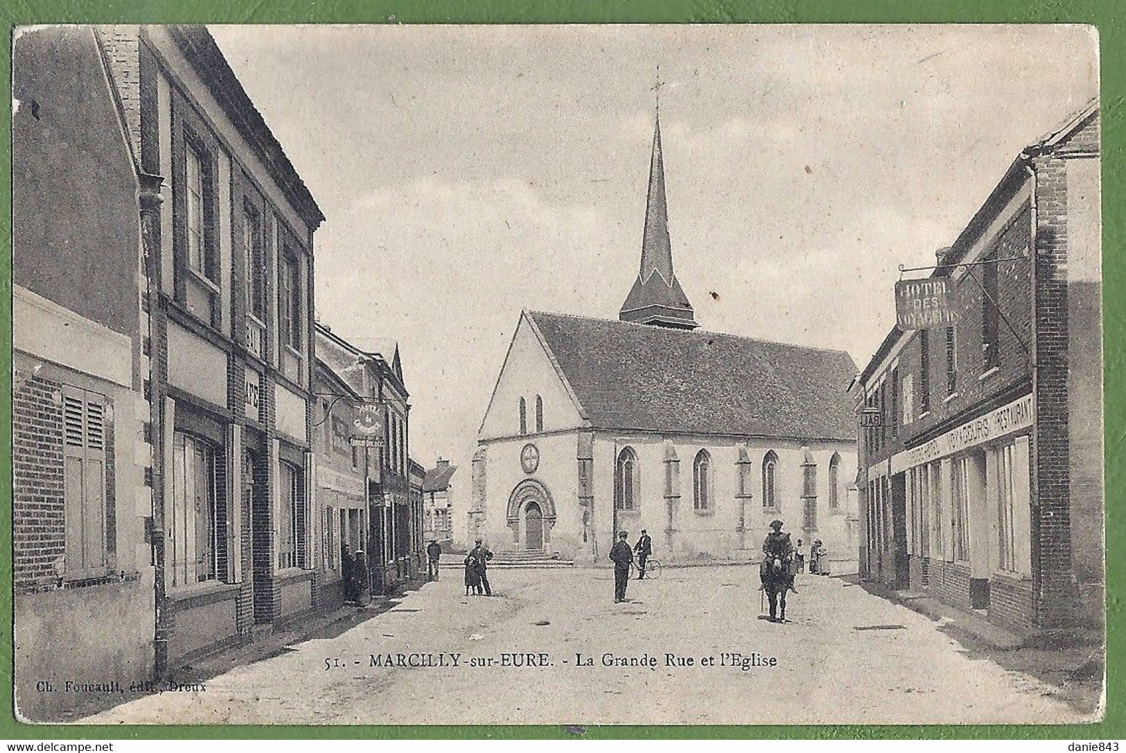 CPA - EURE - MARCILLY SUR EURE - GRANDE RUE ET L'ÉGLISE - Animation, Hotels, Café - édition Ch. Foucault / 51 - Marcilly-sur-Eure