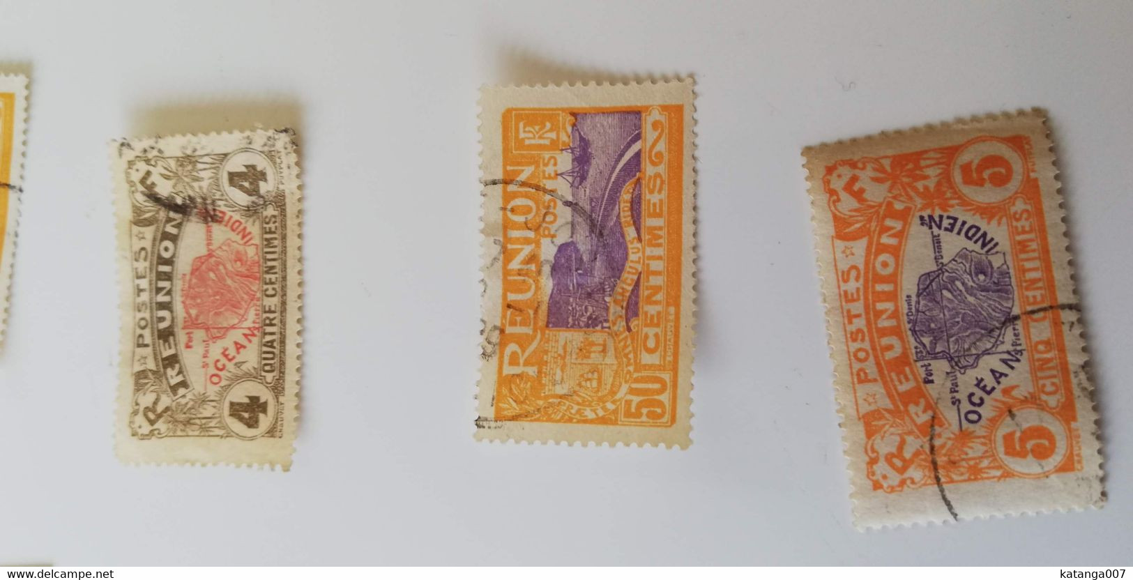 LOT DE 33 TIMBRES  COLONIE FRANCAISE - ILE DE LA REUNION  - FRANCE - 26