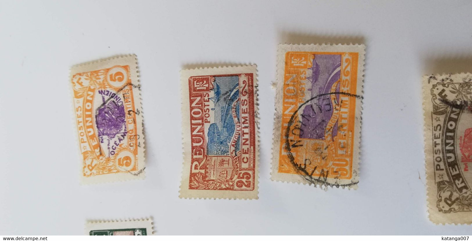 LOT DE 33 TIMBRES  COLONIE FRANCAISE - ILE DE LA REUNION  - FRANCE - 26