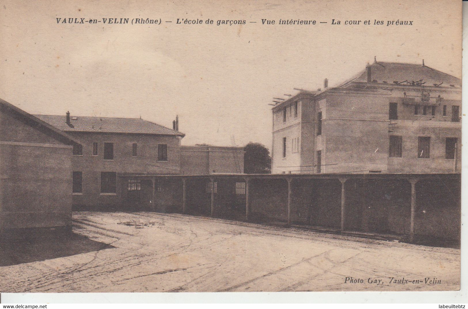 VAULX EN VELIN - L'Ecole Des Garçons - Vue Intérieure - La Cour Et Les Préaux  PRIX FIXE - Vaux-en-Velin