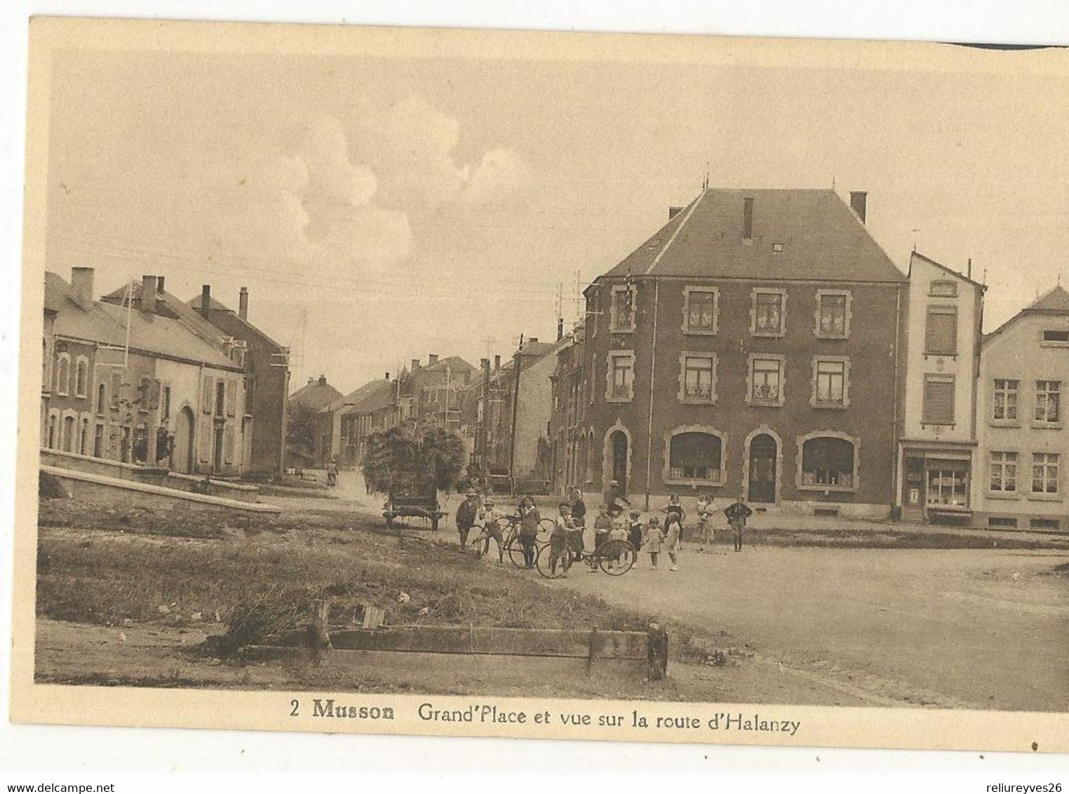 CPA, Belgique , N°2 , Musson , Grand'Place Et Vue Sur La Route D'Halanzy , Animée - Musson