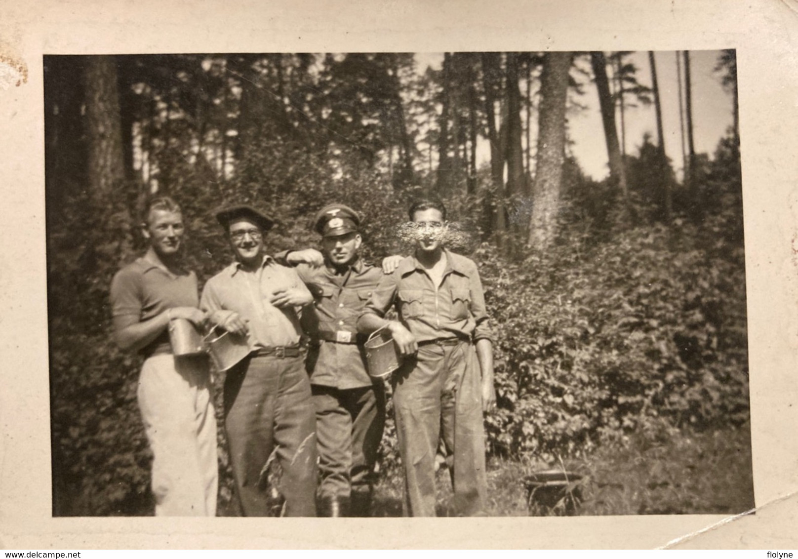 Militaria - Photo Ancienne - Soldats Militaires Français Et Allemands Ramassant Des Framboises - 1943 - Prisonniers ? - Weltkrieg 1939-45