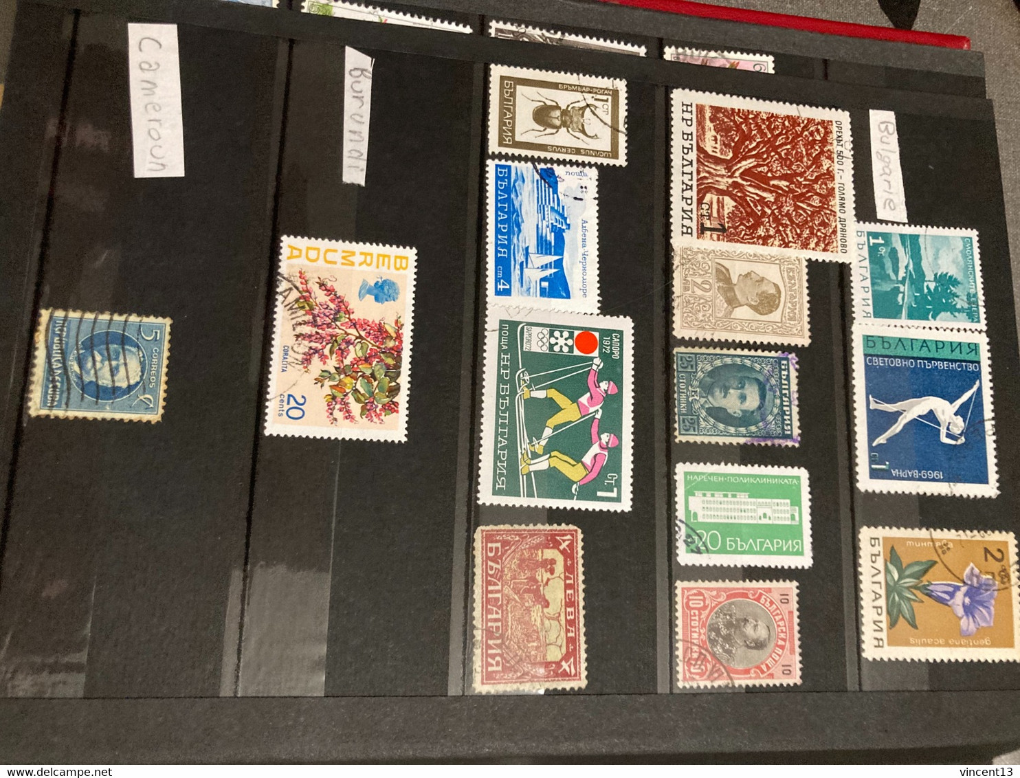 Album Thiaude 32 pages noires avec timbres tous états pays variés