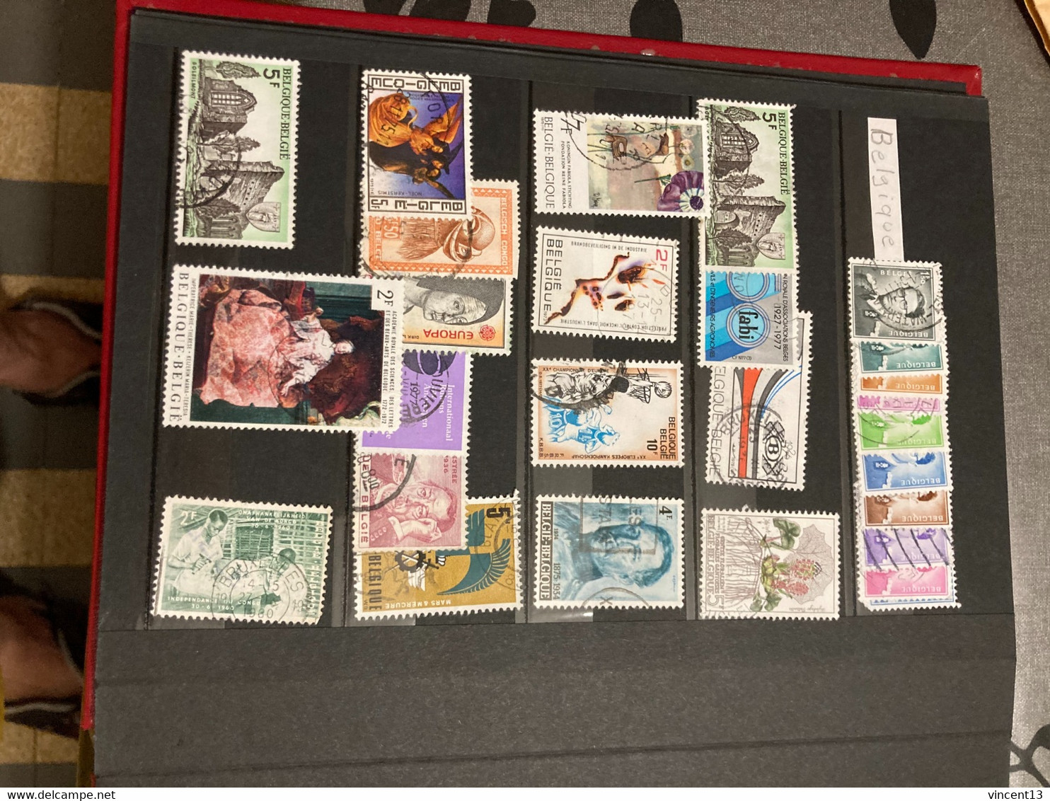 Album Thiaude 32 pages noires avec timbres tous états pays variés