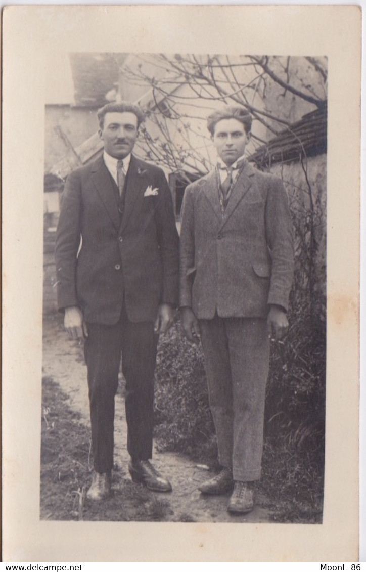 CARTE PHOTO - HOMMES  PHOTOGRAPHIE A EXTERIEUR EN COSTUME DU DIMANCHE - Men