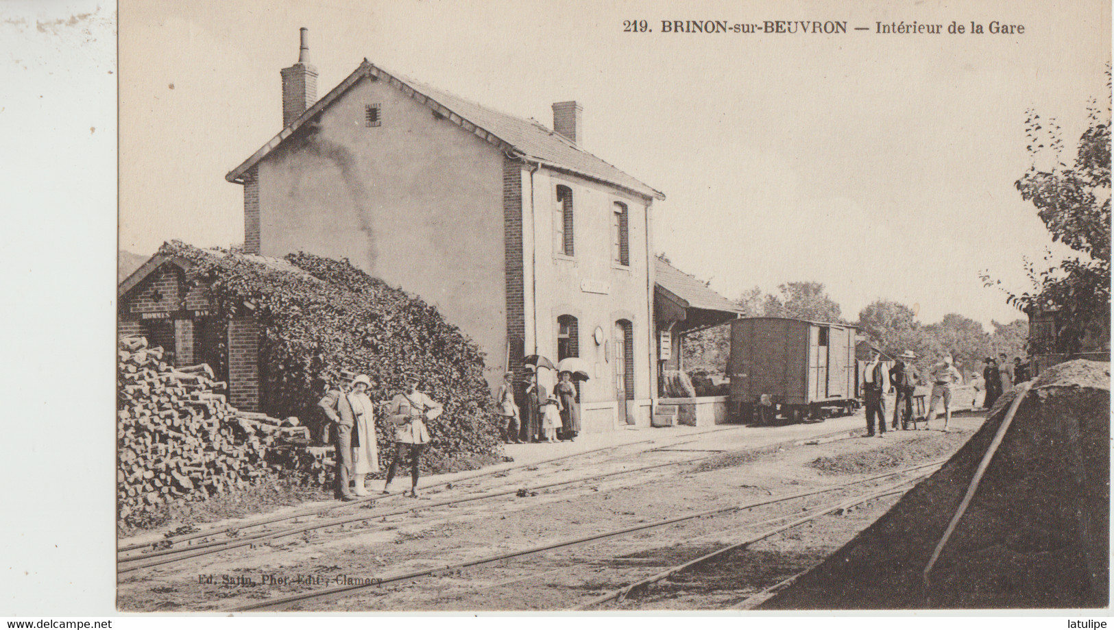 Brinon-sur-Beuvron  58  La Gare Interieure  Et Les Quais Tres Tres Animés - Brinon Sur Beuvron
