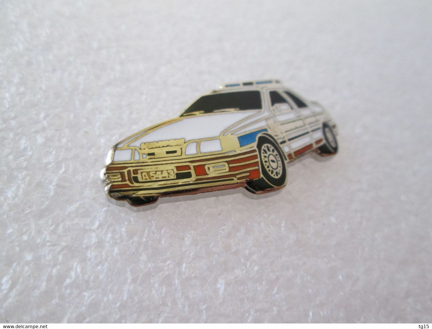 PIN'S    FORD   SIERRA COSWORTH  4X4  GENDARMERIE  Email Grand Feu  DEHA - Ford