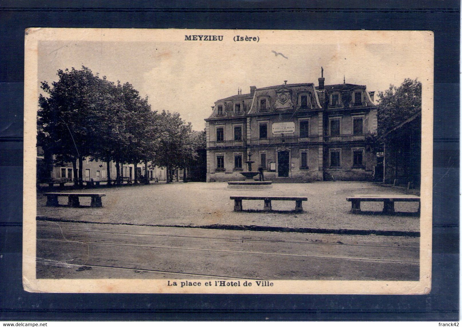 69. Meyzieu. La Place De L'hôtel De Ville. Coins émoussés - Meyzieu