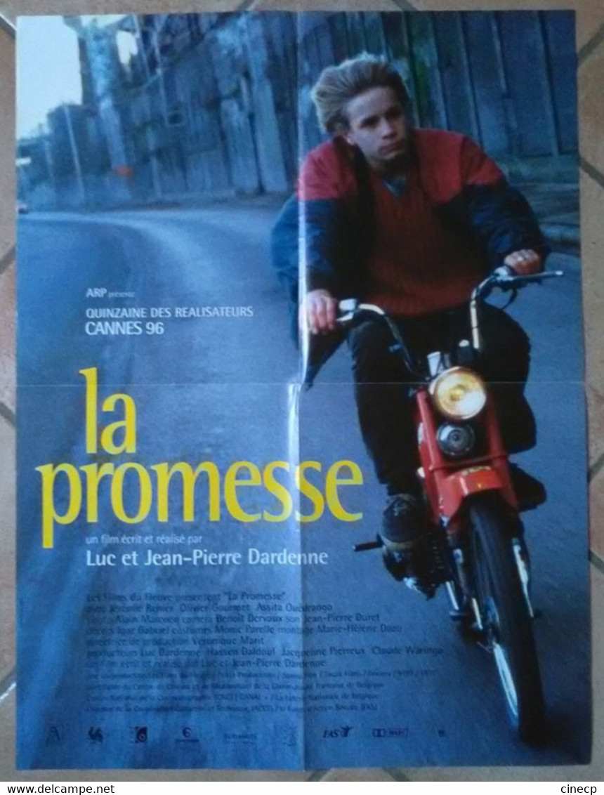 AFFICHE CINEMA LA PROMESSE + 6 PHOTOS DARDENNE Jéhémie RENIER 1996 TBE MOBYLETTE - Affiches & Posters