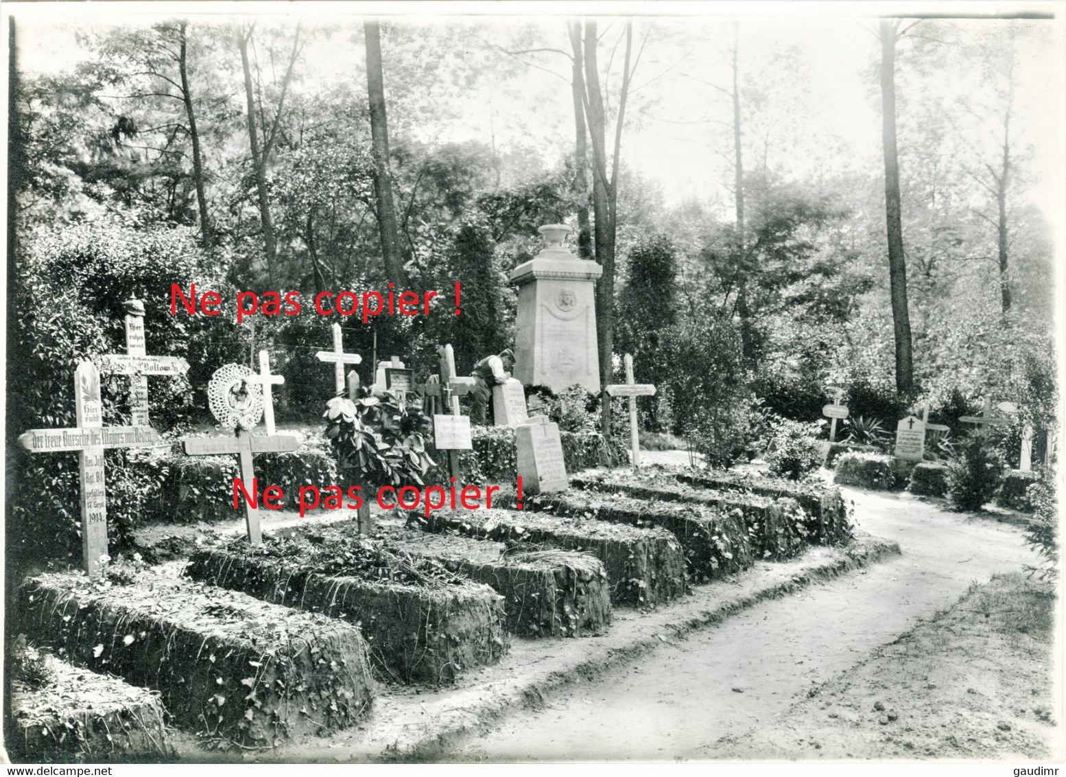 PHOTO ALLEMANDE - SOLDAT DANS LE CIMETIERE DU LIR Nr. 52 A CHIRY PRES DE OURSCAMP - NOYON OISE - GUERRE 1914 1918 - 1914-18