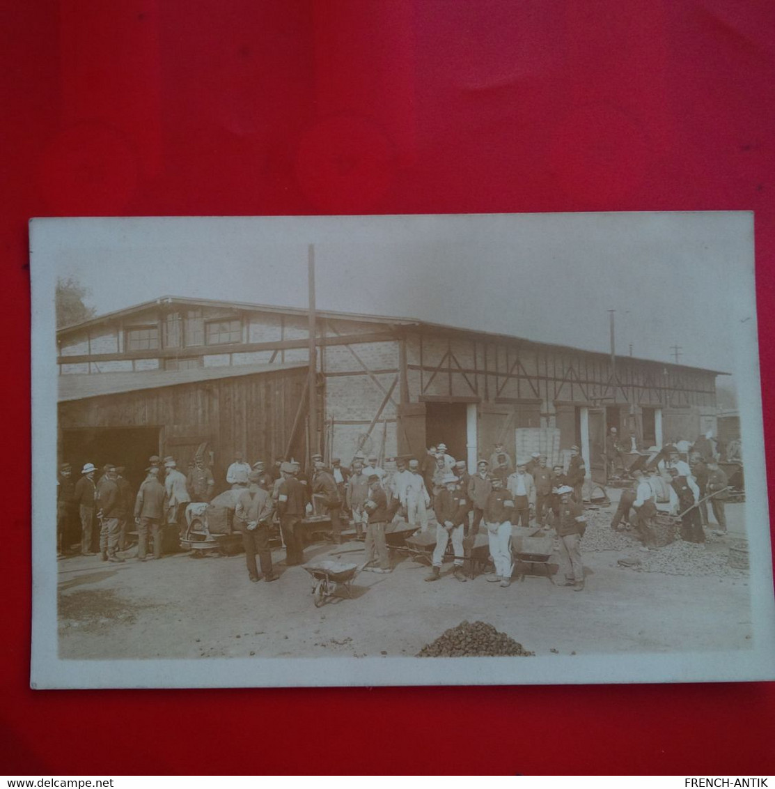 CARTE PHOTO SOLDAT A IDENTIFIER CAMP ? ANIMEE - Weltkrieg 1914-18