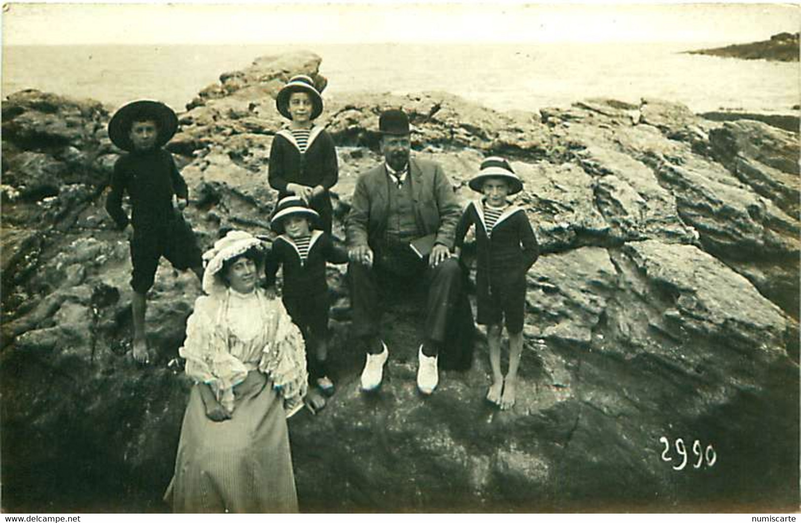 Cpa Carte Photo Famille Dans Les Rochers ( PORNIC 44 Rochers De Sainte Marie ? ) - Pornic