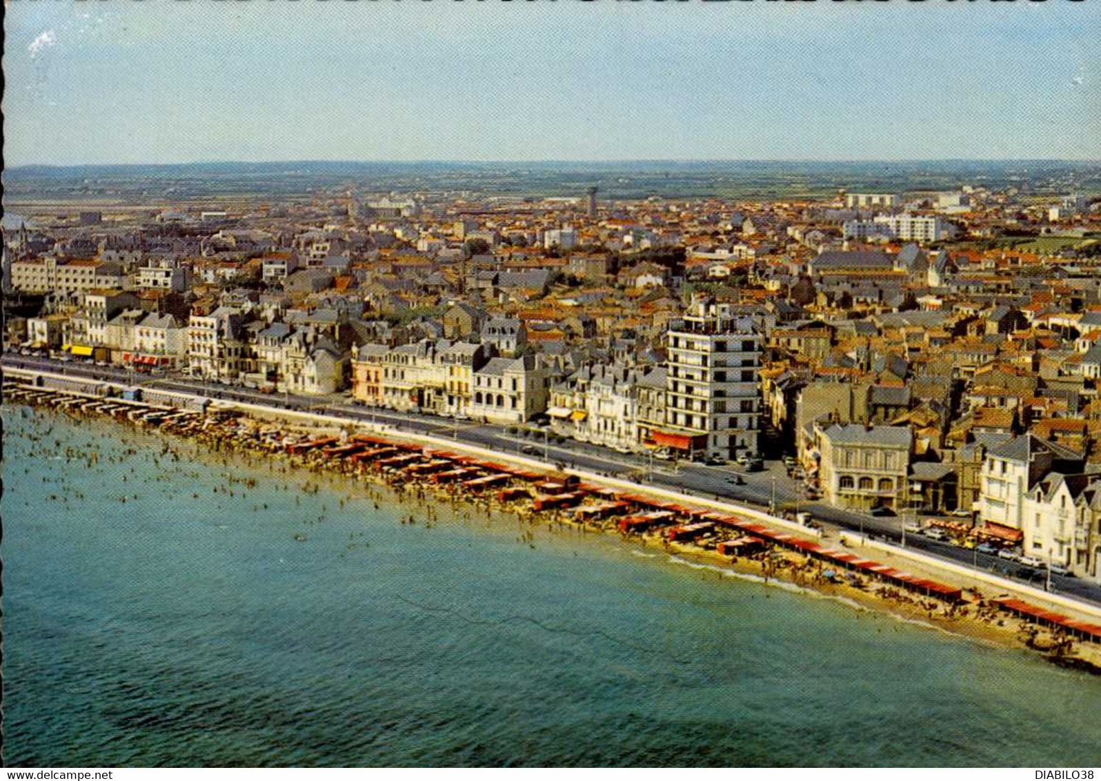 LES SABLES D ' OLONNE     ( VENDEE )    LA PLAGE  ET LES HOTELS - Sables D'Olonne