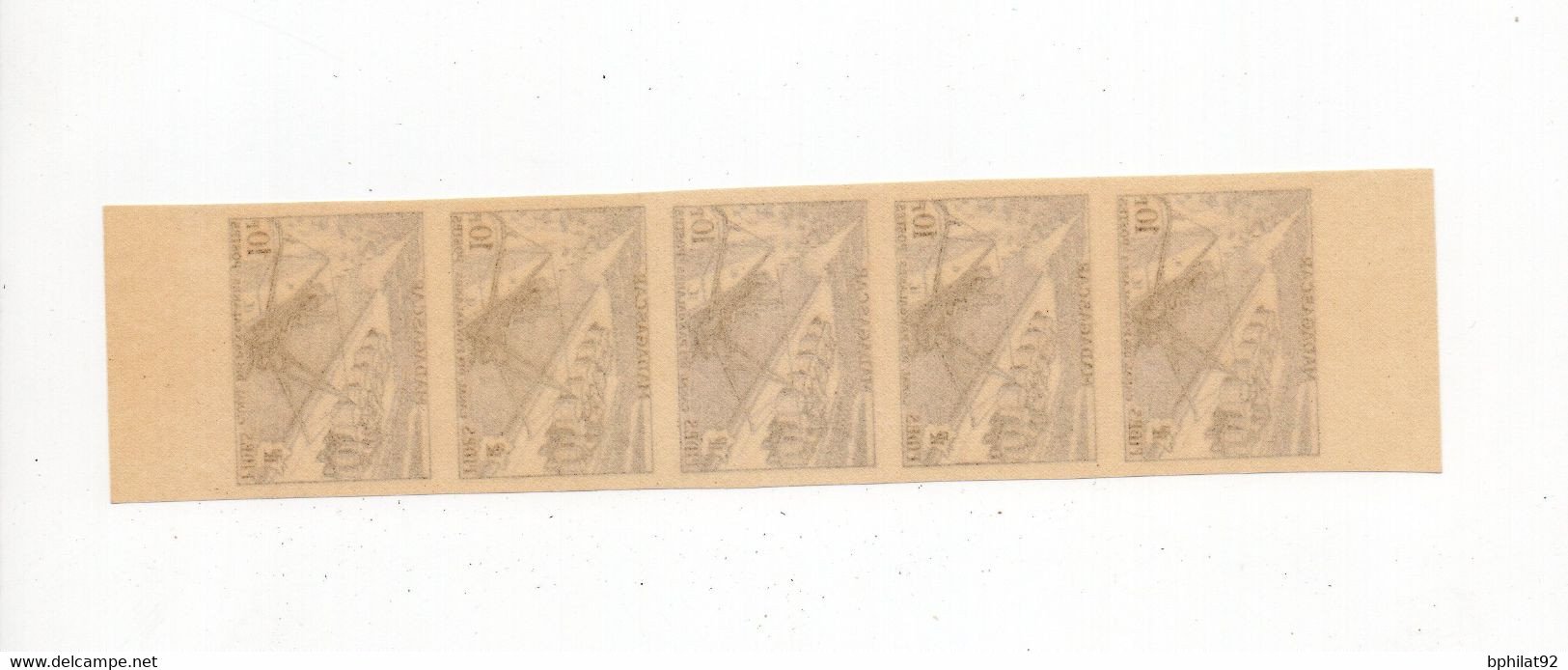 !!! MADAGASCAR, ESSAIS DE COULEUR DU N°329 EN  BANDE DE 5 NEUVE ** - Unused Stamps