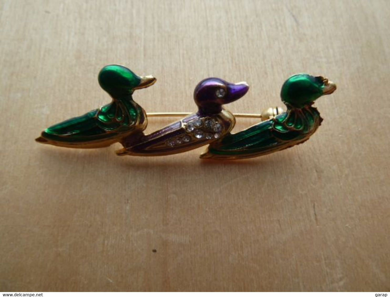 Broc-045 Broche émaillée Verte Et Mauve Trois Petits Canards En Enfilade - Autres & Non Classés