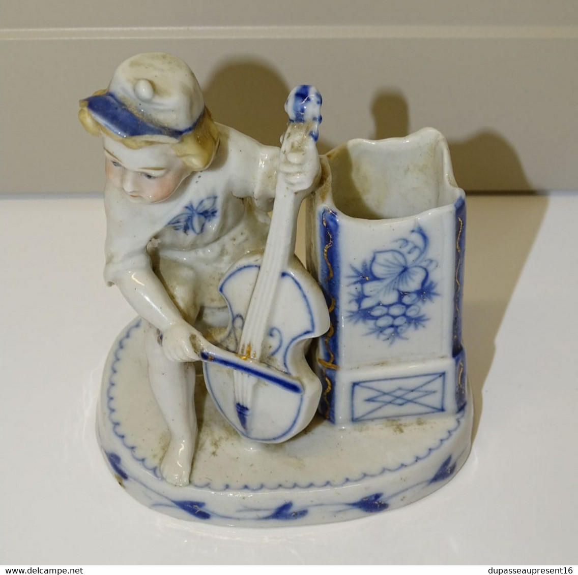 ANCIEN SUJET PORCELAINE PYROGENE PORTE ALLUMETTES Musicien Violoncelle Vitrine Collection Déco - Zündholzhalter