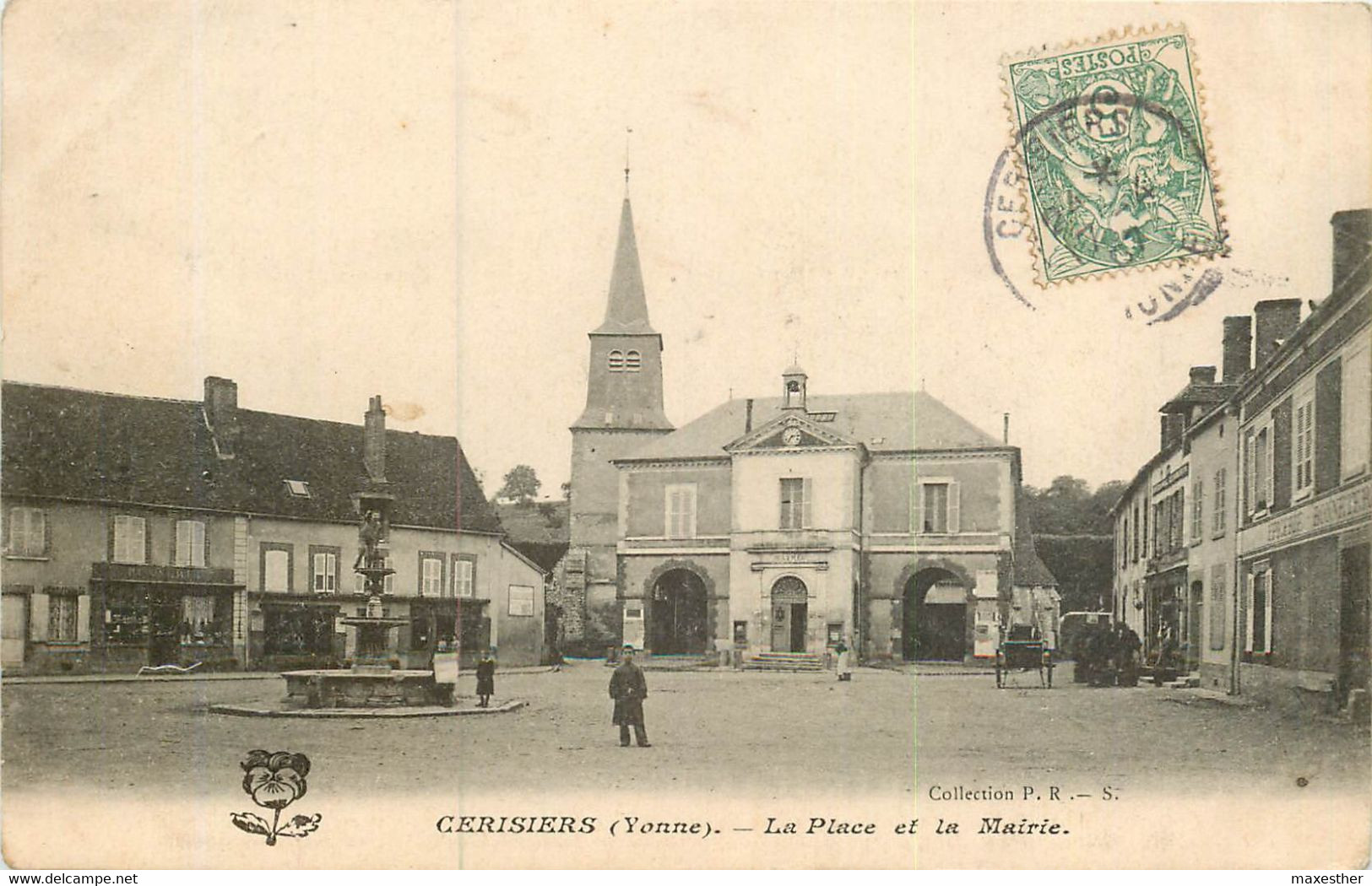 CERISIERS La Place Et La Mairie - Cerisiers