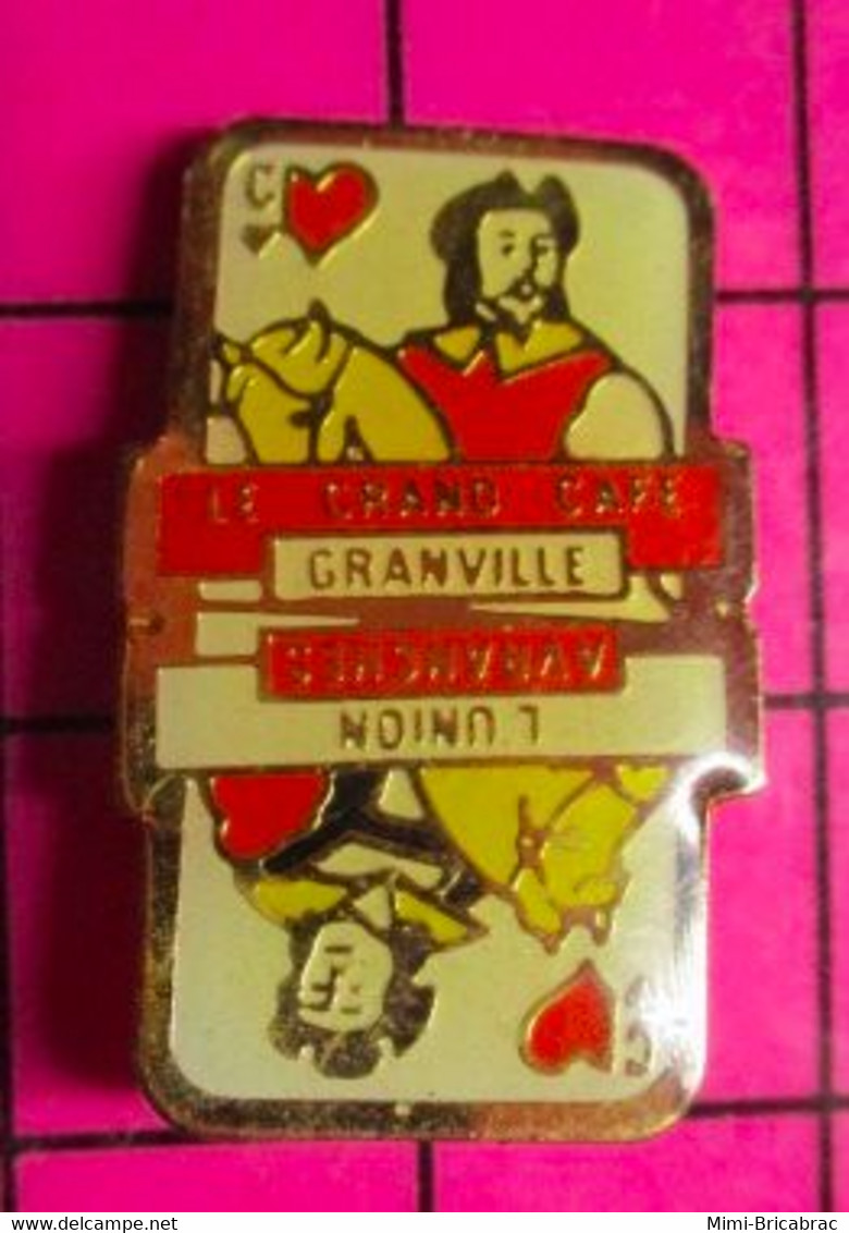 1214c Pin's Pins / Beau Et Rare / THEME : JEUX / JEU DE CARTES TAROT CAVALIER LE GRAND CAFE GRANVILLE L'UNION AVRANCHES - Jeux