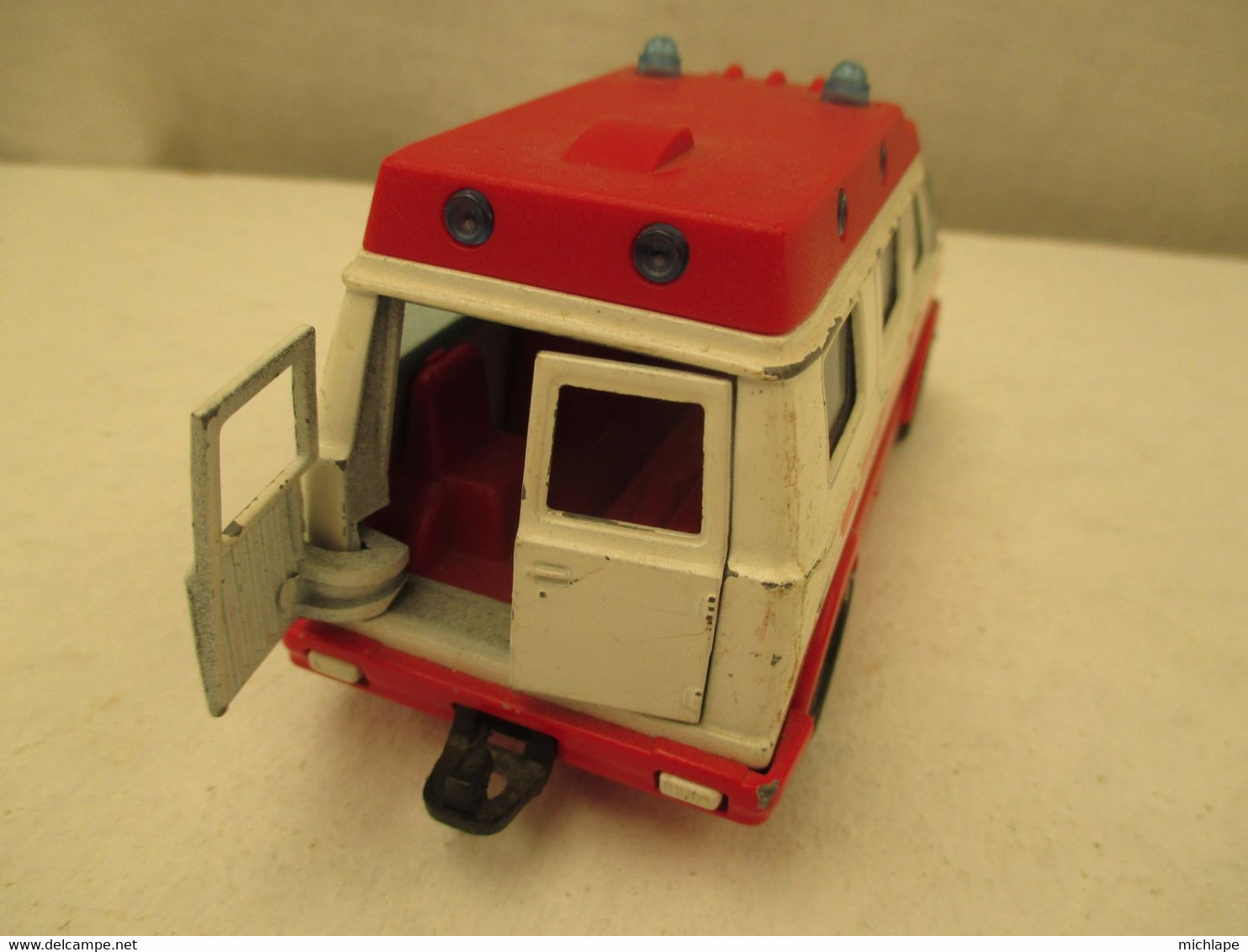 VOITURE - MINIATURE -1/36 Em ??  AMBULANCE  Vente  En L'etat - Majorette