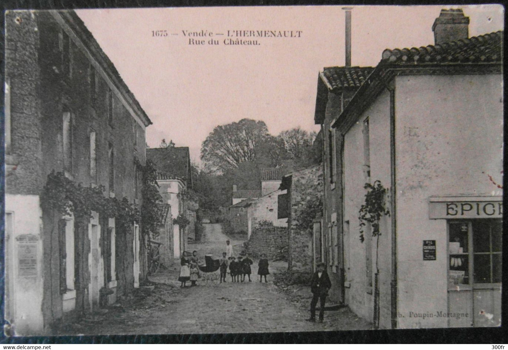 CPA VENDEE L'HERMENAULT RUE DU CHATEAU (85 Vendée) Animée Femmes Enfants Epicerie - L'Hermenault