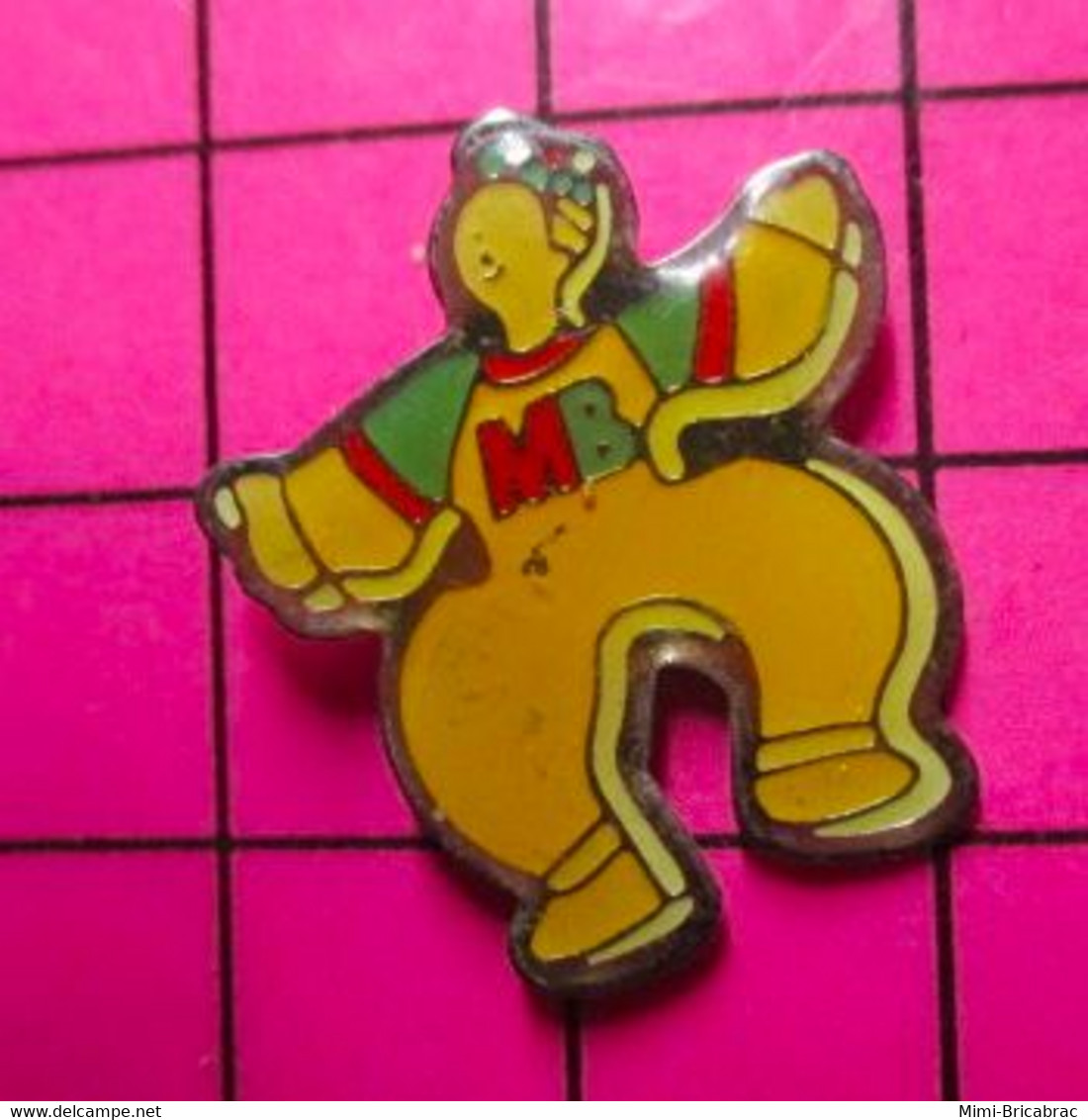 320 Pin's Pins / Beau Et Rare / THEME : JEUX / JOUETS MB BONHOMME JAUNE DANSANT - Jeux