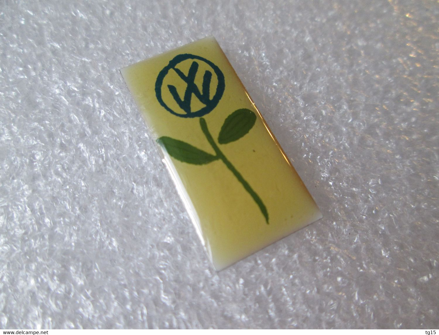 RARE  PIN'S    LOGO   VOLKSWAGEN    FLEUR - Volkswagen