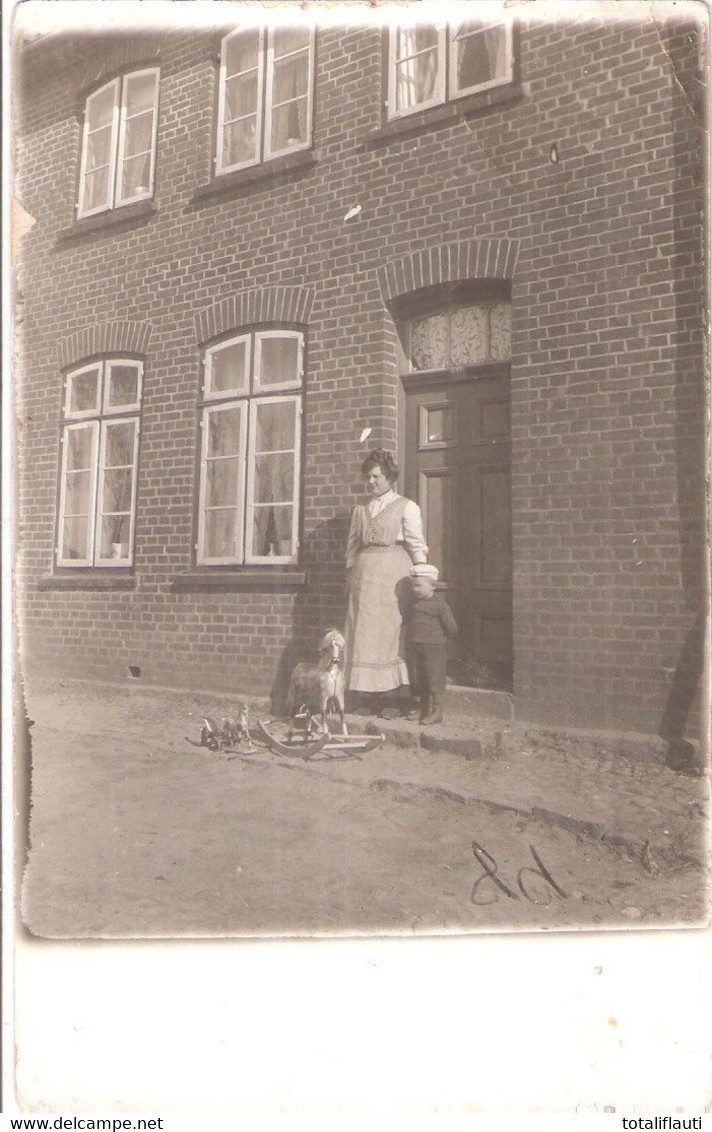 SCHÖNBERG Mecklenburg Mutter + Sohn Vor Der Haustür Schaukelpferd Kinder Spielzeug Original Private Fotokarte 19.1.1914 - Grevesmühlen