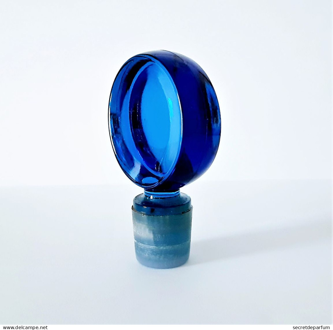 Miniatures De Parfum  BOUCHON  BYZANCE De  ROCHAS En VERRE BLEU DIAMÈTRE 4 Cm  HAUTEUR 6.5 Cm - Non Classificati