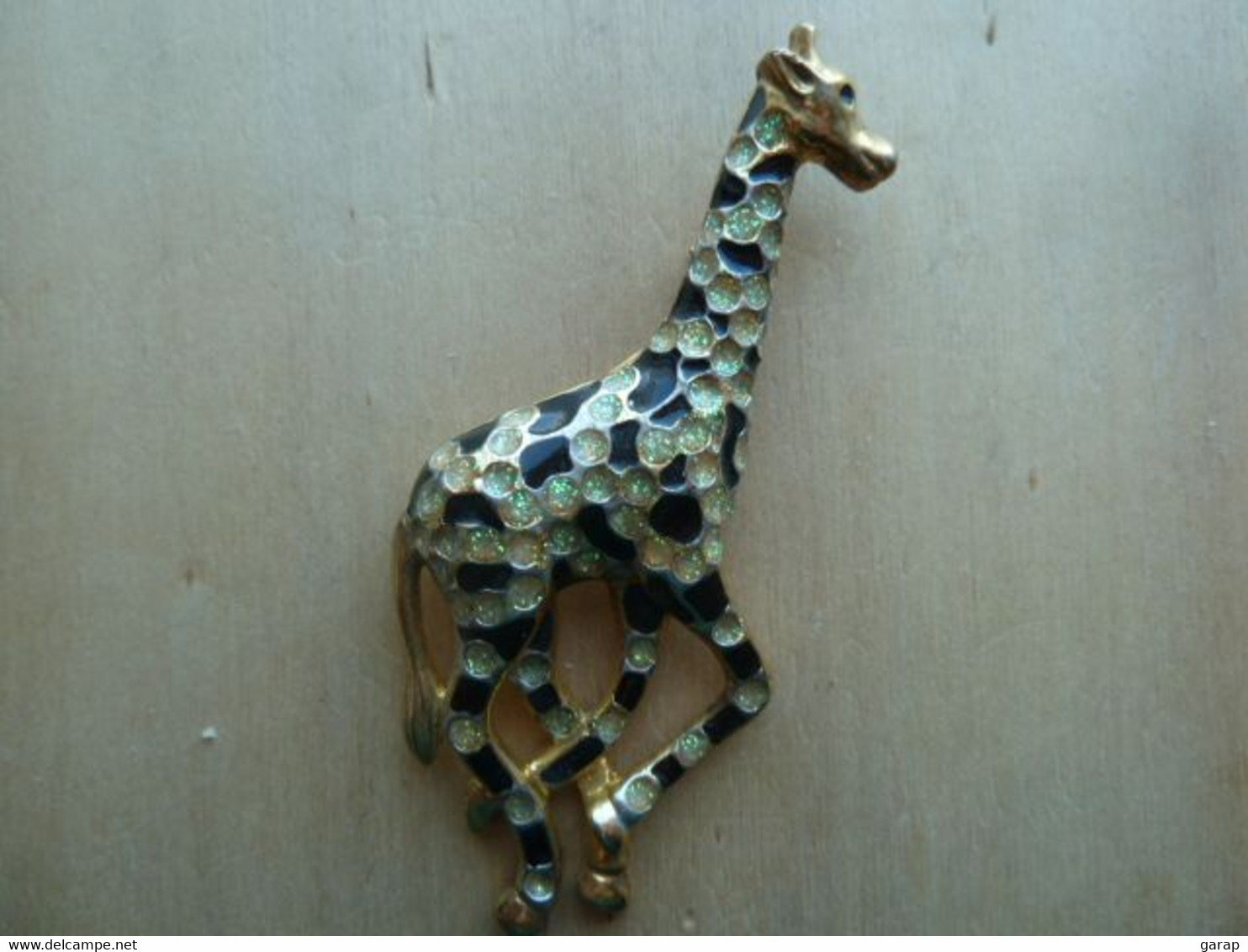 Broc-069 Broche Girafe  à Décor De Brillants Verts Et De Parties Noires Façon émaux - Autres & Non Classés