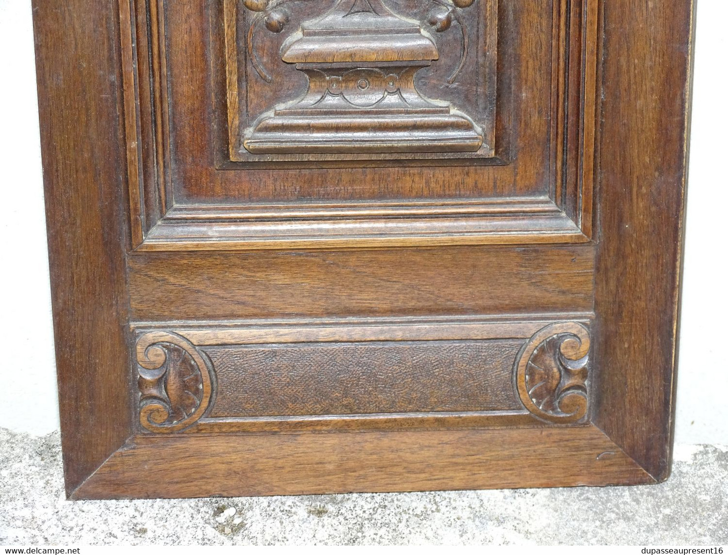 JOLIE ANCIENNE PORTE NOYER HENRI II DECOR AU PANIER DE FLEURS en EPAISSEUR déco collection meuble ancien