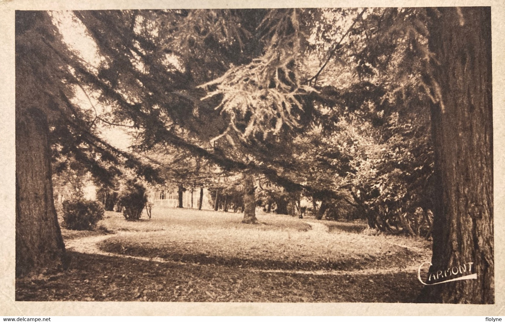 Montmoreau - Un Coin Du Parc De La Mairie - Autres & Non Classés