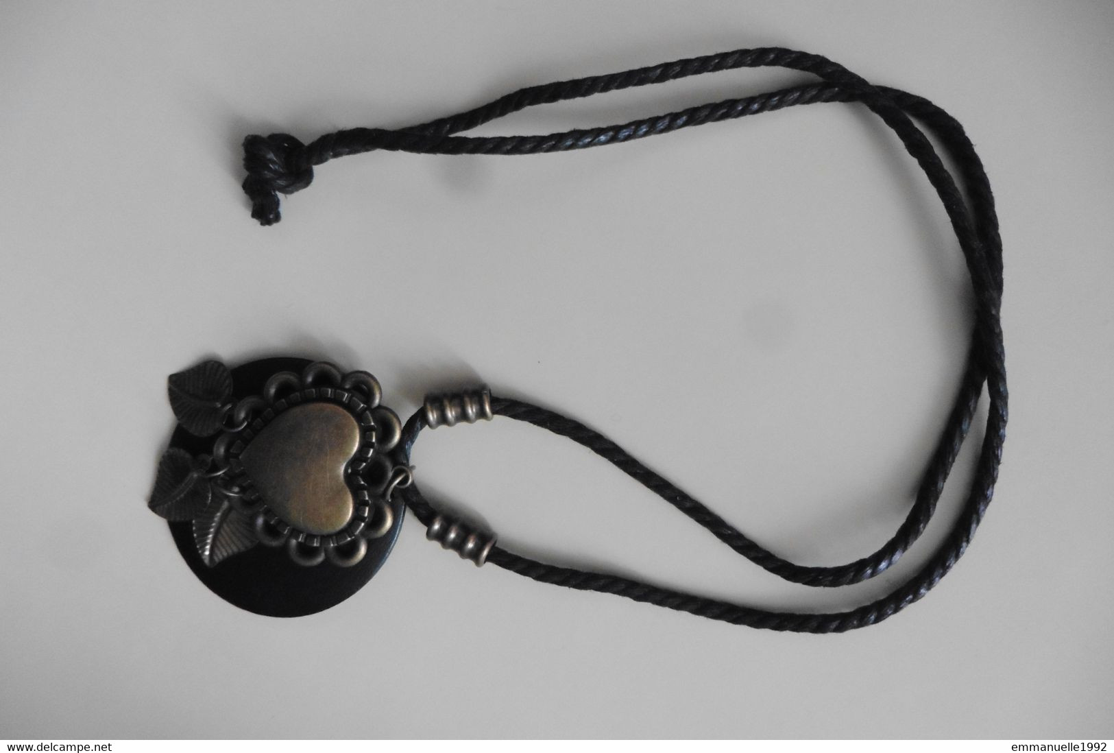 Neuf - Collier Cordon Pendentif Rond En Bois Et Coeur Métal Or Bronze Vieilli - Necklaces/Chains
