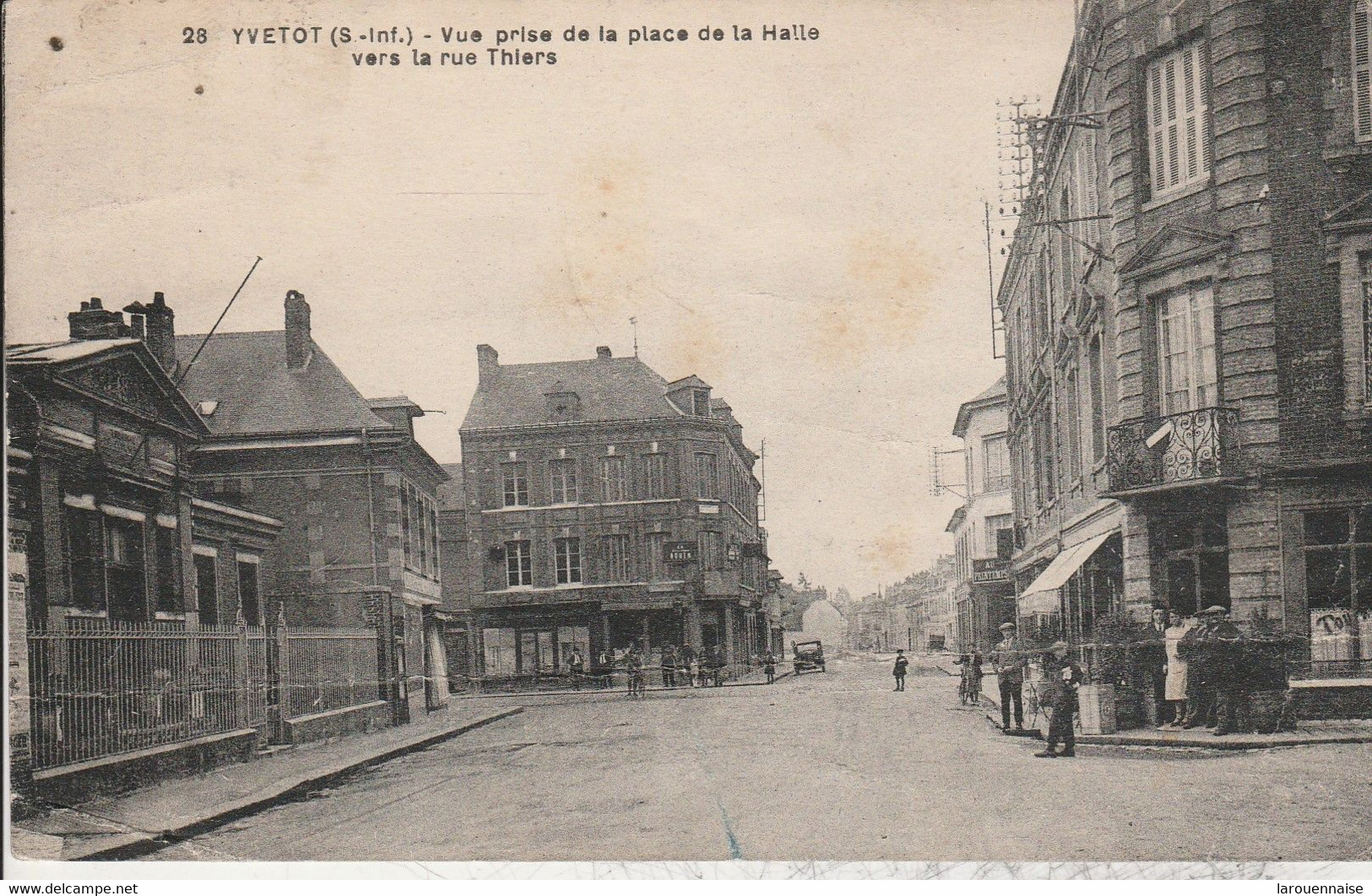 76 - YVETOT - Vue Prise De La Place De La Halle Vers La Rue Thiers - Yvetot