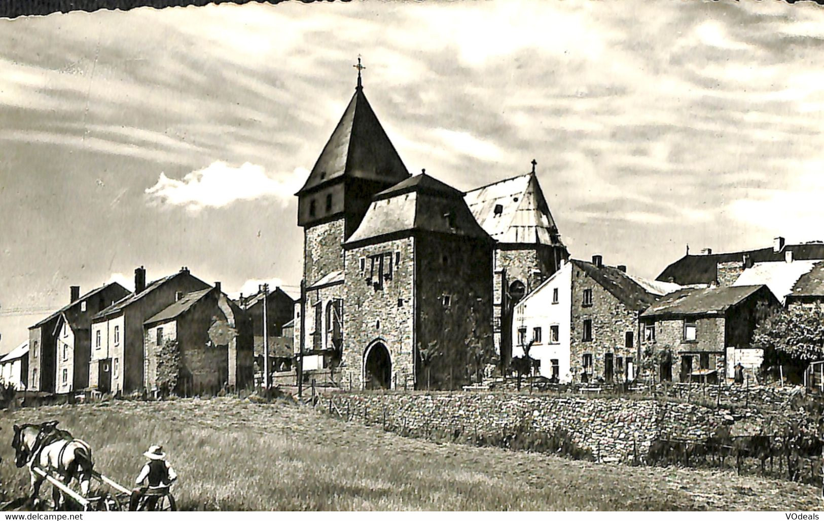 034 875 - CPSM - Belgique - Bastogne - La Porte De Trève Eglise Saint Pierre - Bastenaken