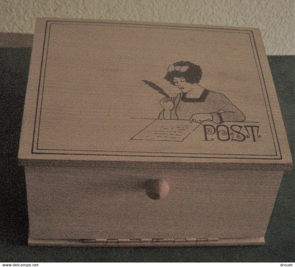 BOITE A TIMBRES  ECRITOIRE EN BOIS BLANC - Kisten Für Briefmarken