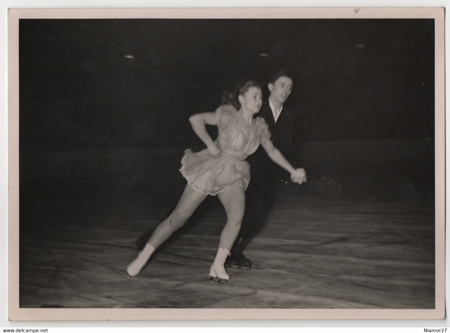 Photo De Patinage Artistique. Sport. Figure De Patinage. Duo. Couple. Denise Et Jacques Favart. - Sport