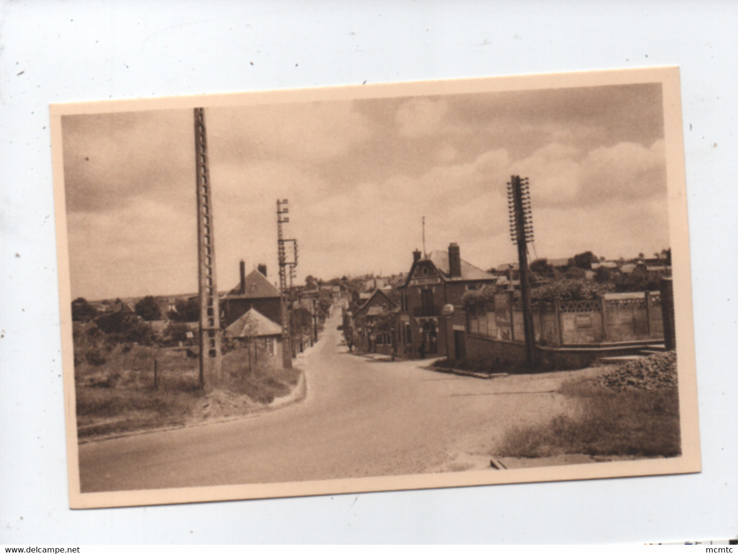 CPA -  Combles - (Somme) -  Grande Rue - Combles