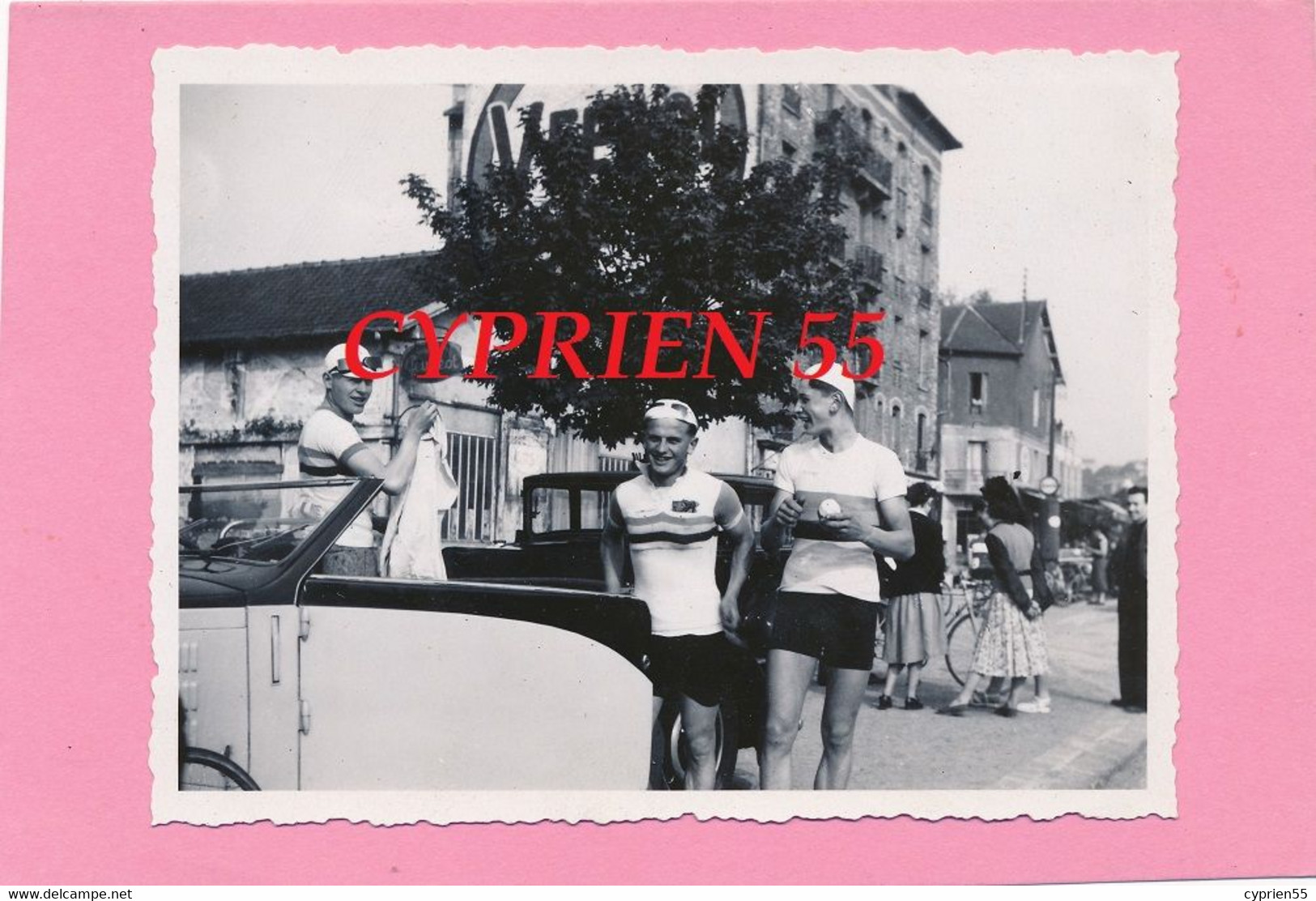 Photo -  Au Départ  Course PARIS-MORET  Le 09 Mai 1948 - Coureurs Cyclistes Lebris, Petillot, Richard - Auto Cabriolet - Cyclisme