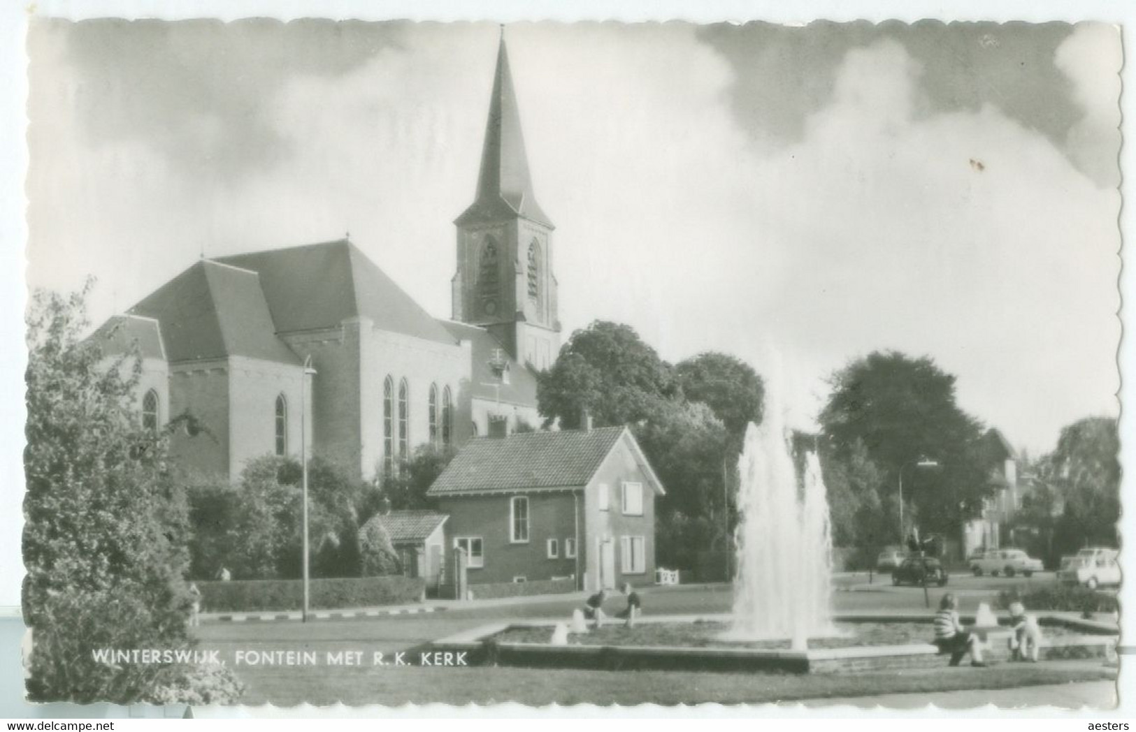 Winterswijk; Fontein Met R.K. Kerk (oude Auto's) - Niet Gelopen. (Boekhandel Laarberg - Winterswijk) - Winterswijk