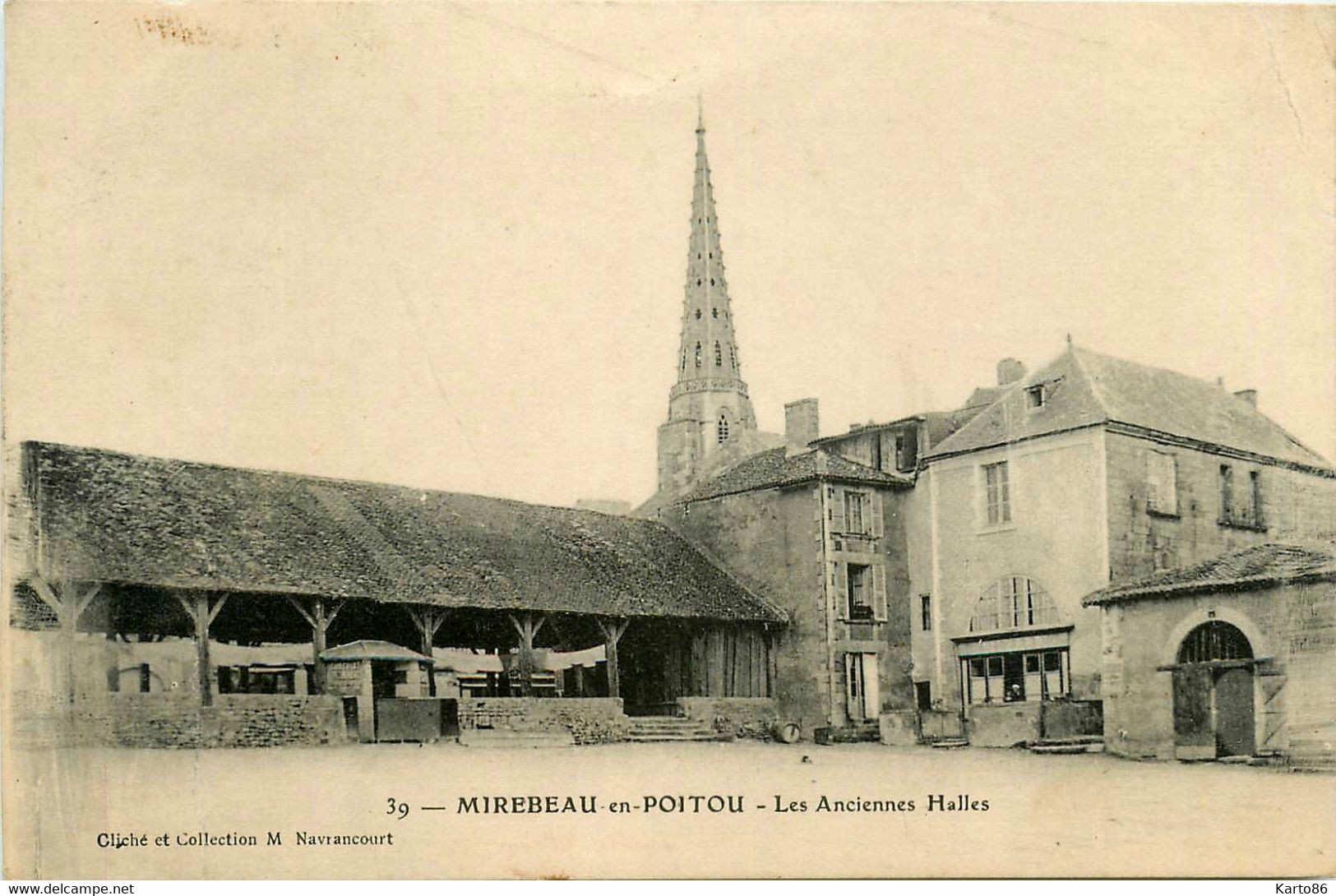 Mirebeau En Poitou * Place Et Les Anciennes Halles * Halle - Mirebeau