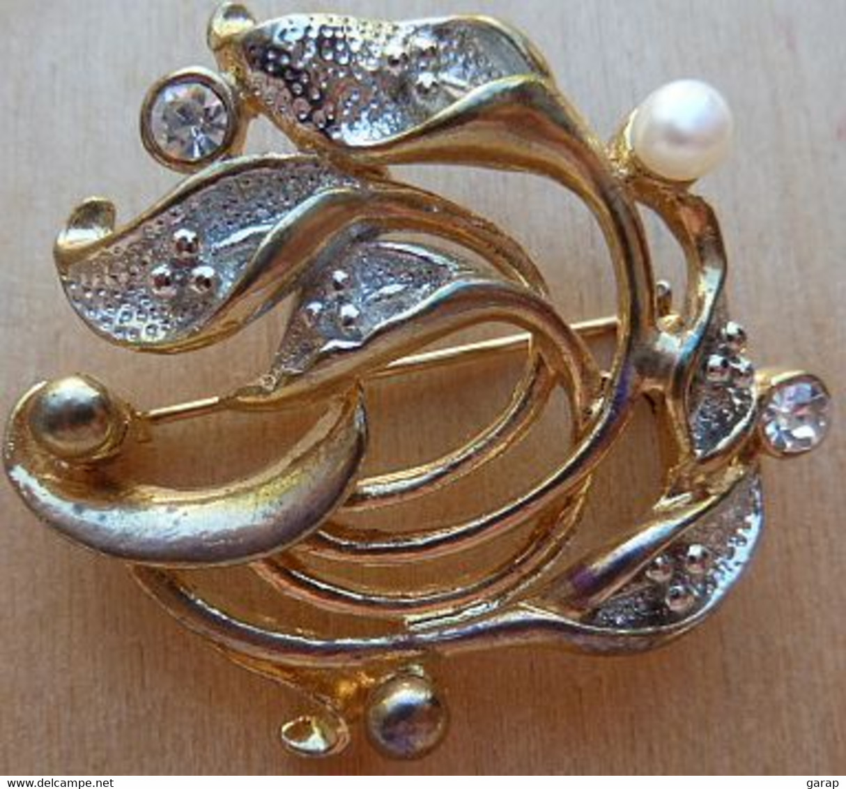 Broc-093 Broche Métal Doré à Décor De Brillants,perles Métal Et Perle De Culture Synthétique Gravée Movitex - Autres & Non Classés