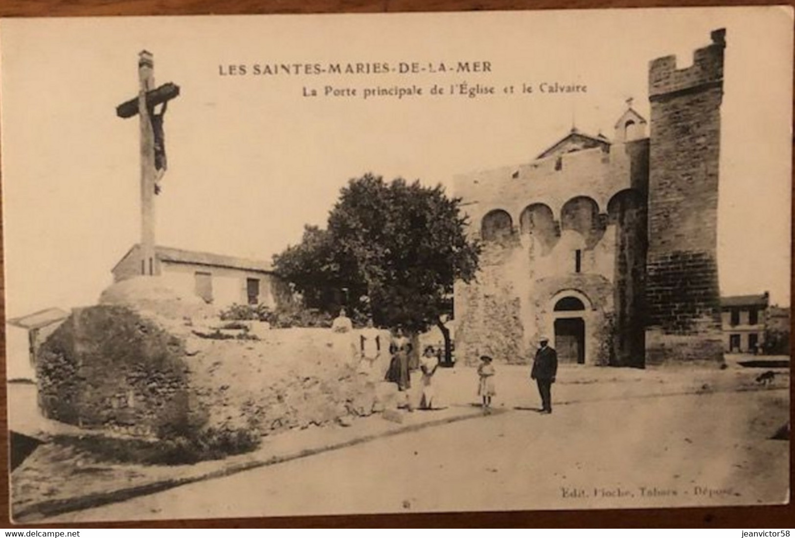 Les Saintes- Maries- De- La- Mer La Porte Principale De L'église Et Calvaire - Saintes Maries De La Mer