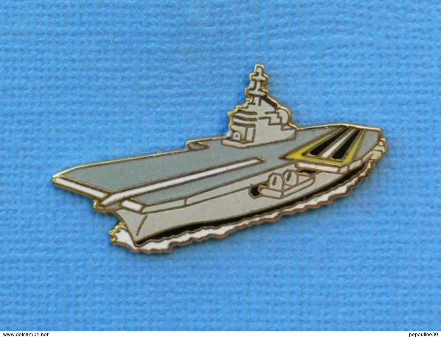 1 PIN'S //  ** LE CLÉMENCEAU / PORTE-AVIONS / MARINE NATIONALE FRANÇAISE ** . (©Tablo Paris) - Bateaux